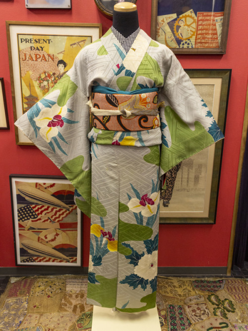 Perfect antique kimono for the month of May and the boy festival, thanks to its ayame (Iris) and fuy
