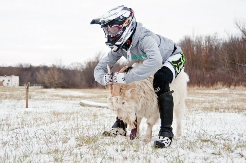 planetbmx:  I can’t remember where I found these pictures? This girl has a great sense of humor!