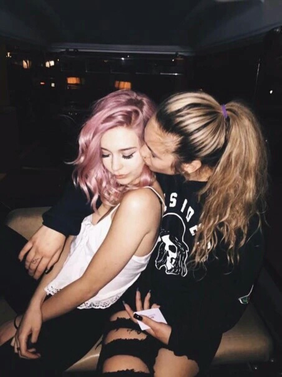 justmels-thing:  myloveoflesbian:  -🇦️.🇴️.▪️   💖