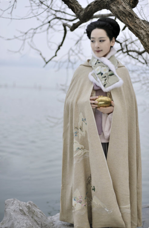 ziseviolet: 清辉阁/Qinghuige hanfu (han chinese clothing) collections, part 10 - winter cloaks