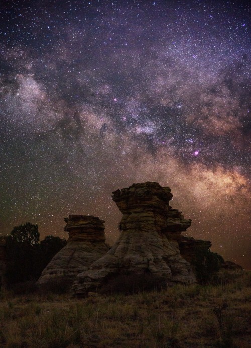 amazinglybeautifulphotography:Rock Formations in Black Mesa State Park, Oklahoma [3976 x 5500][OC] -