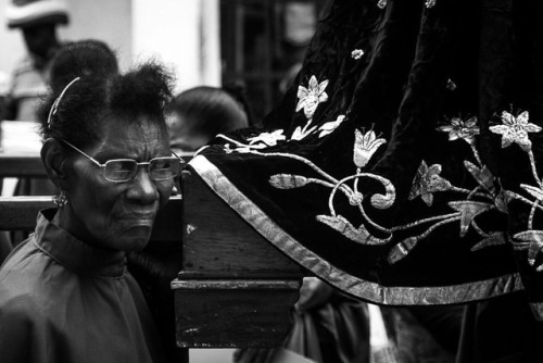 Una de las portadoras de la Virgen en la procesión de La Dolorosa por las calles de Cartagena en Sem