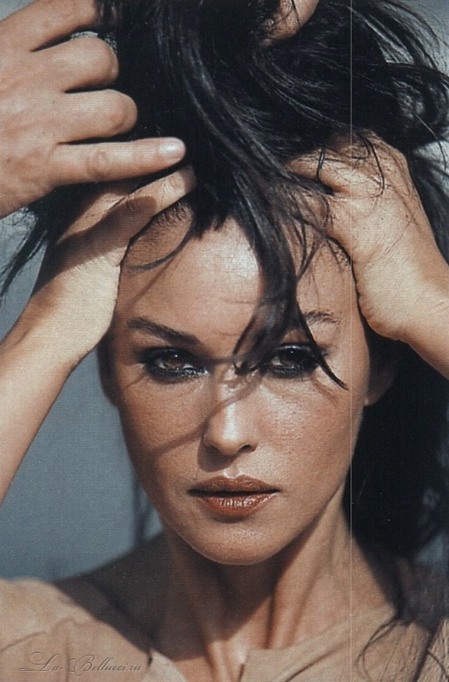 festivemomentspow:Monica Bellucci, 2000