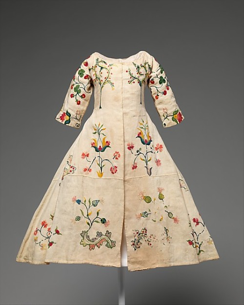 fuckyeahneedlework:mademoisellelapiquante:Dress for a young boy (with embroidery details) - Mid 18th