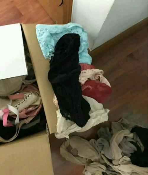 yangxiaom:出差回来看见家里进贼了，东西没丢，媳妇不见了。回来家里乱糟糟的有一股精臭味，不在家这几天媳妇肯定幸福，打扫战场的活自然就交给绿帽老公了。