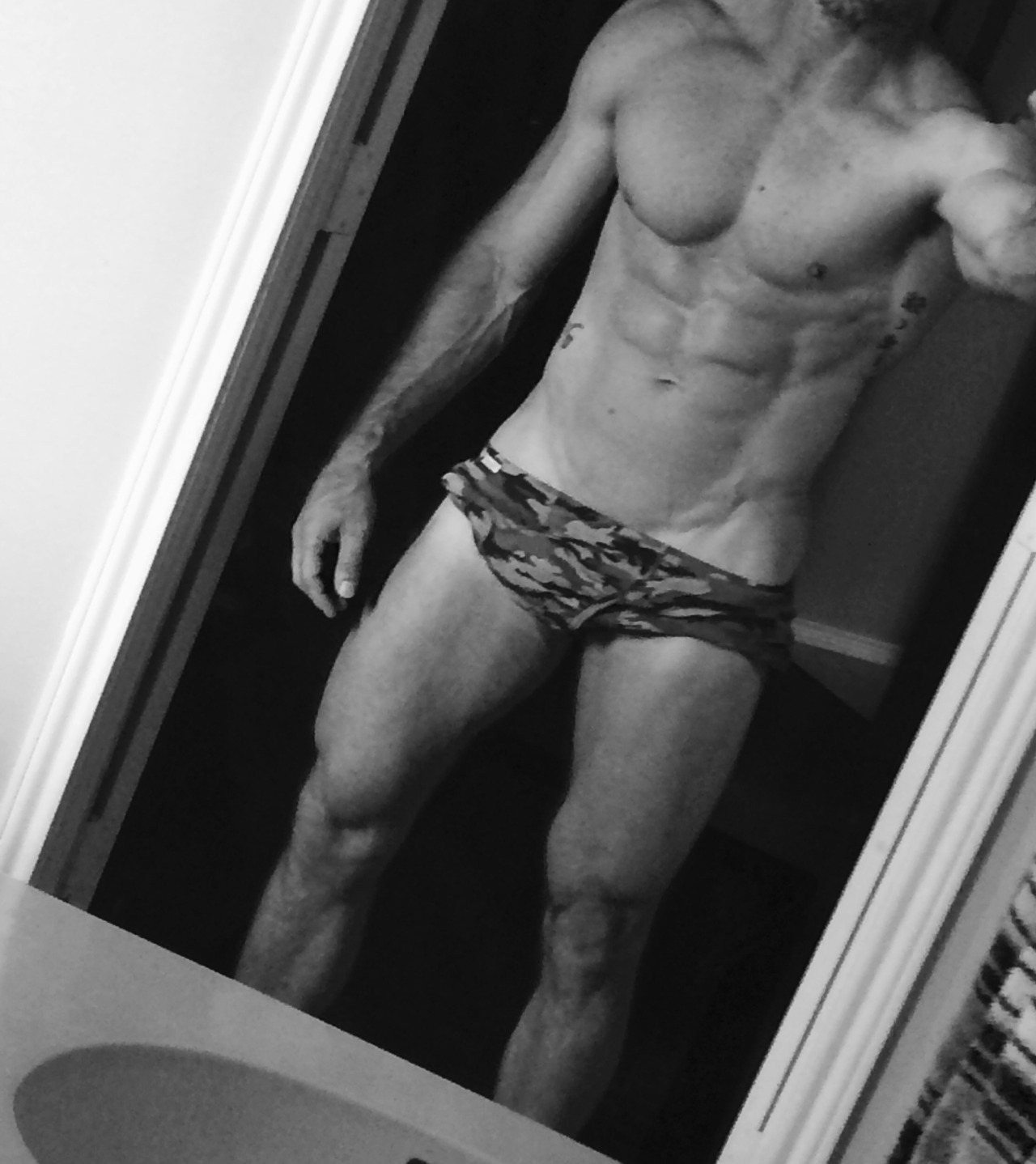 mydarkangel2pls:  dockshoals:  love/hate leg day :)  Oh, how we LOOOOOOOVE leg day!💋😈