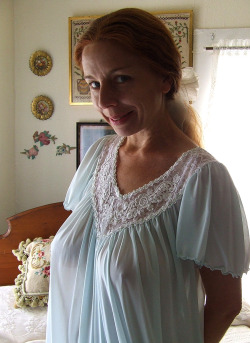 wifecuckshubby:  Getting to see Mom in her nightie – priceless.