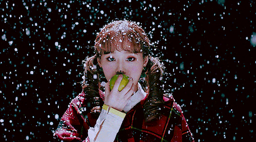 atonemant: [MV] 이달의 소녀/츄 (LOONA/Chuu) “Heart Attack”