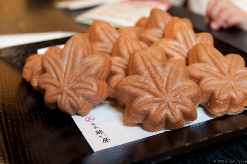 kawa-akari: Momijimanju by Jim Tsang