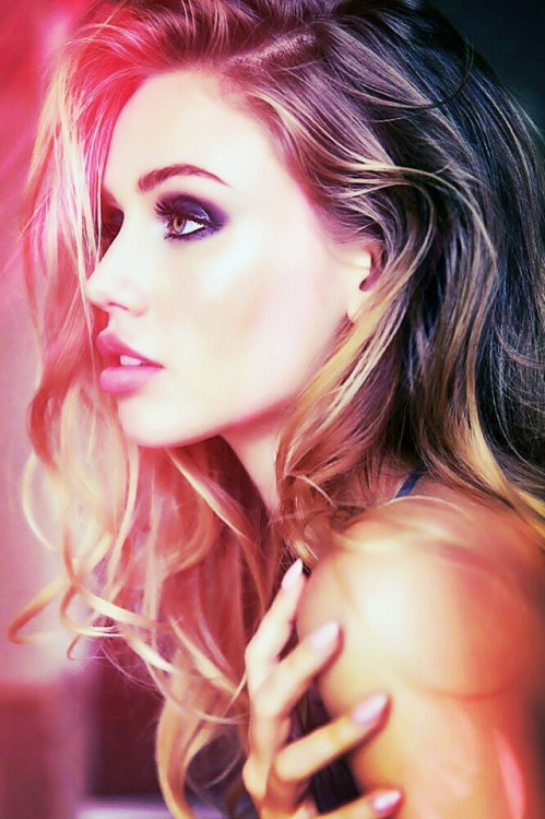 beautiful-women-everywhere: Scarlett Leithold
