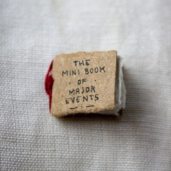  This Tiny Book of Historical Events Is Smaller Than a Finger Tip Denver-based illustrator Evan Lorenzen created The Mini Book of Major Events, a hand-sewn book barely larger than a pencil eraser. 