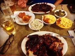 Dinner. #downtownoaktown #everettandjones #Brisket #BarbecueChicken #Beer #Mac &amp; cheese #Greens #Coleslaw #WarriorsGame (at Everett and Jones BBQ - Jack London Square)