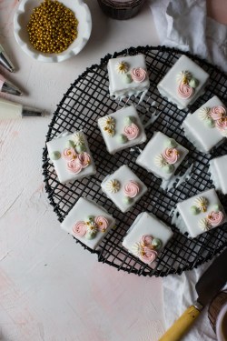 sweetoothgirl:    Vanilla Petit Fours