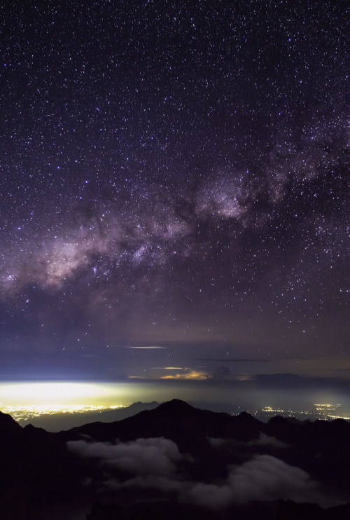 mstrkrftz:
“ Milky way shining brightly above Rinjani Mountain, Lombok, Indonesia ”