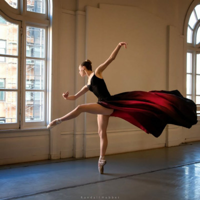 a-touc-of-love:Ballet dancer&hellip;🌹