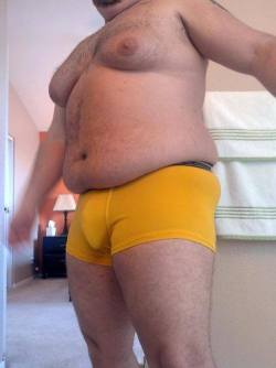 megabaerchen:  garthdude:  kenkenkenpa:  I like Yellow !!  big sexy chest !  Mit dem könnte man mehr anstellen!! 😜Da werde ich ja richtig geil!! 😛👍😎💦