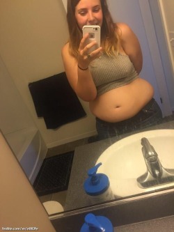pilingonthepounds:  Belly poking through