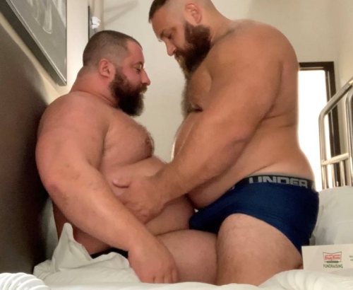 olderbeardedandmassive:beefyblokes:Loving BlokesBoth are very hot and sexy:wanna watch until both cu