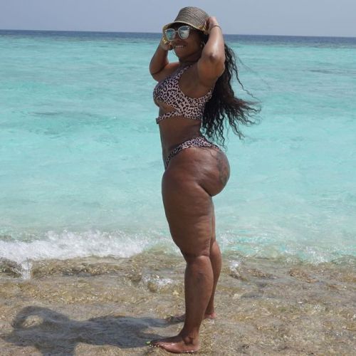 thequeencherokeedass:Come ride this wave with me!! Onlyfans.com/Cherokeedass (at Maldives)ww