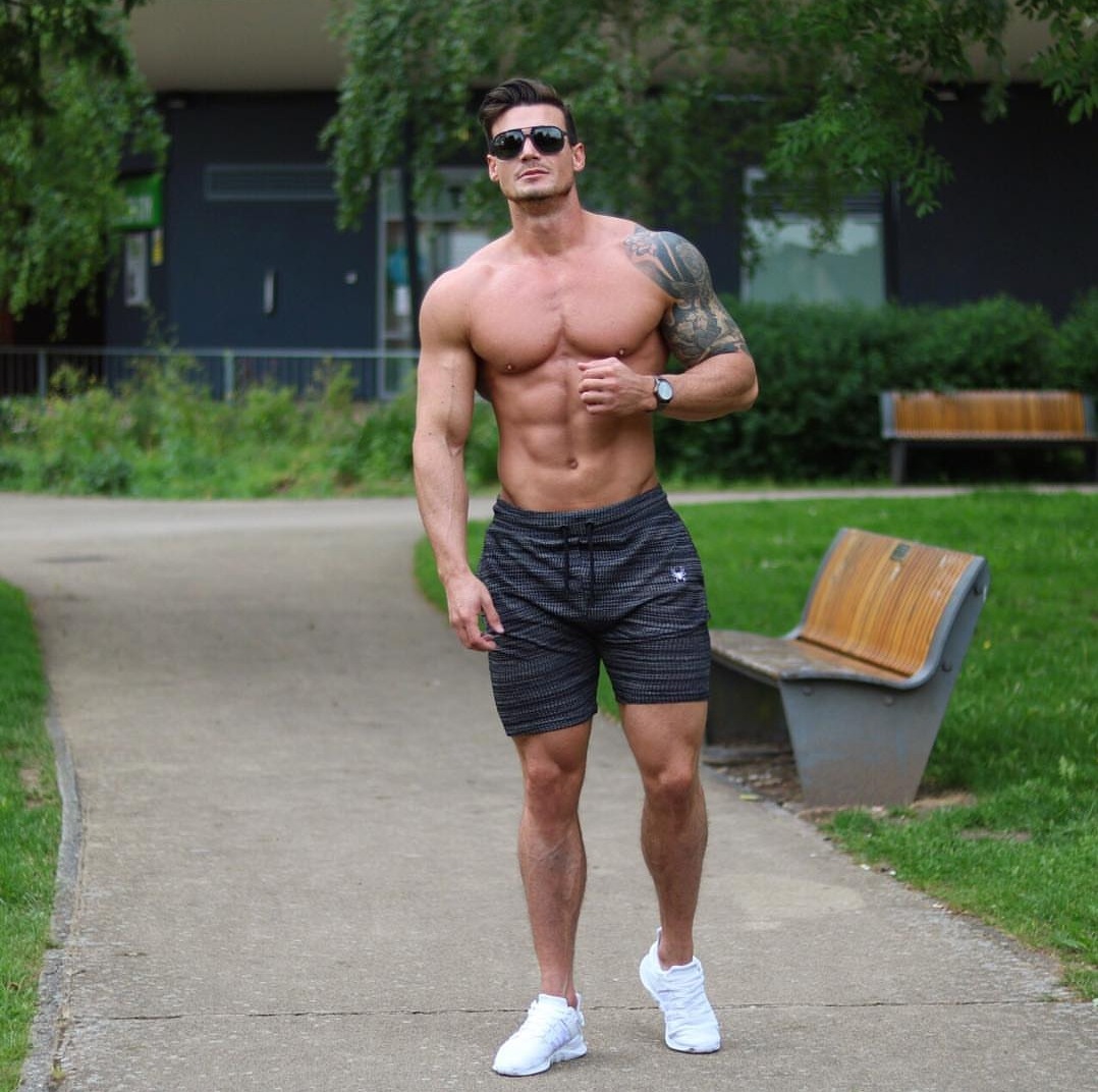 dafyddbach:  Miles Leask of the UK.  For more muscle hunkery follow @dafyddbach