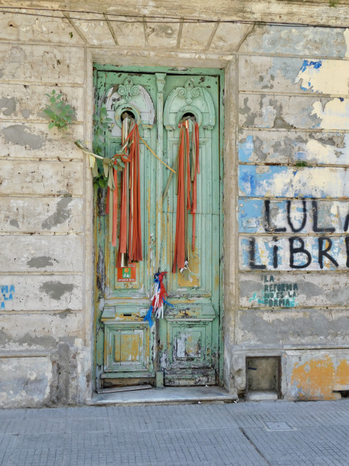 Portada con cintas y graffiti, Montevideo, 2019.The larger of the graffiti says in full “Lula Libre”