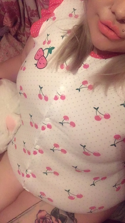 fluffyybabe:Cutie new onesie 