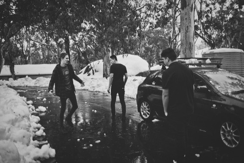 theadventuretruck: At the top of Mount Buffalo we found snow! This was Cuong and Isaiah’s first tim