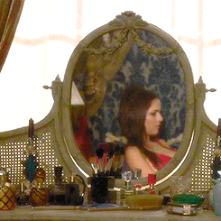 agentskyie:  Princess Eleanor + her reflection in the mirror.