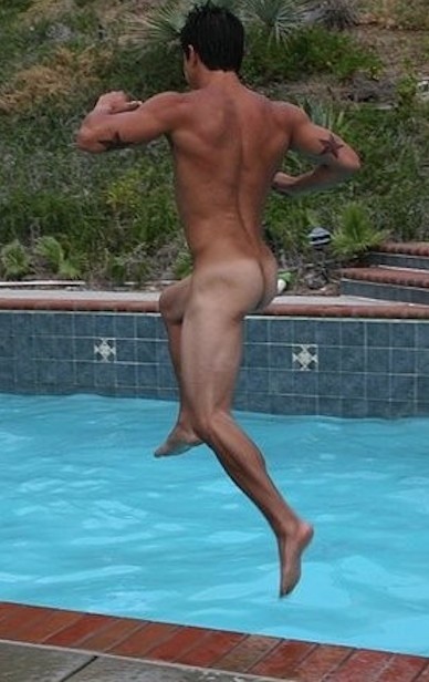 brentwalker092:  darkmythology:  thedjinnjoint:  Skinny Dippin’ Out back This is