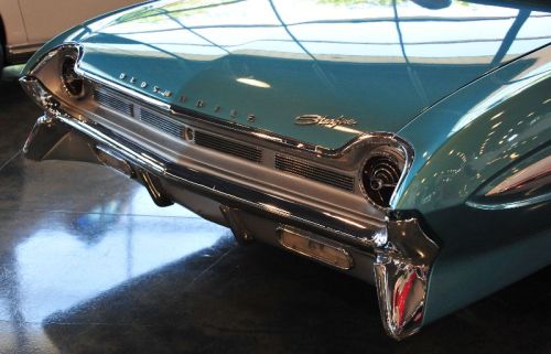 Cool photos of the 1961 Oldsmobile Starfire Convertible.