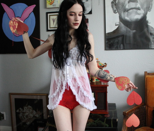 lunariums:  ♡ Queen of Hearts ♡ Thanks for the new lingerie coffee–queen Check out her shop! http://lbvintage.storenvy.com 