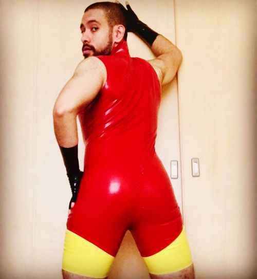 Do you want a piece of this apple? #red #gaycdmx #rubberboy #bubblebutt https://www.instagram.com/p/