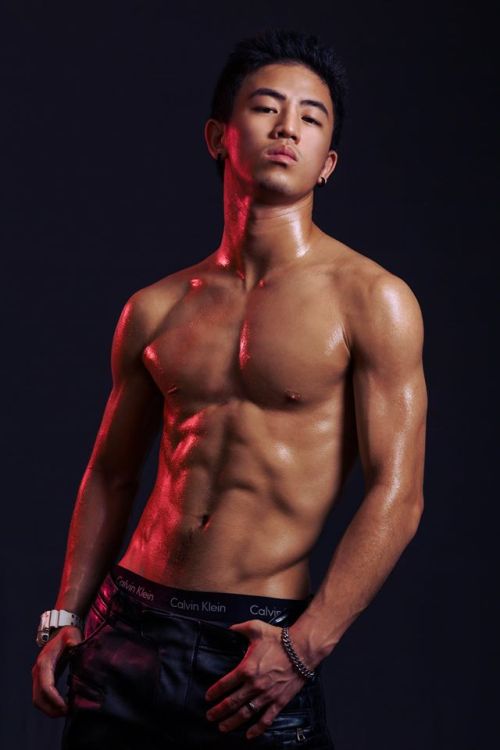 evianguy:  Hawt Asian Stud!