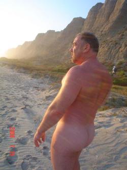 daddyaddiction:  stocky-men-guys:  Big, strong and sexy menStocky Men &amp; Guys  nice butt… lively built! 