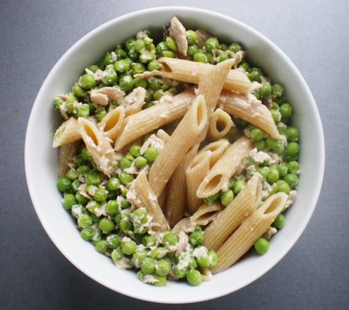 happyywithmyself:  stop-wishing-start-working:  Todays lunch: Wholemeal penne with peas and tuna  mmm 