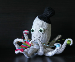 girljanitor:  randomproxy:  donotchoosesidesyet:  jackutter-blog:  Sir Reginald Wiggly  /SCREAMS FOREVER  I see your knitted octopus and raise you a needle-felted squid   YESSSSSS  reblogged for the squid! &lt;3