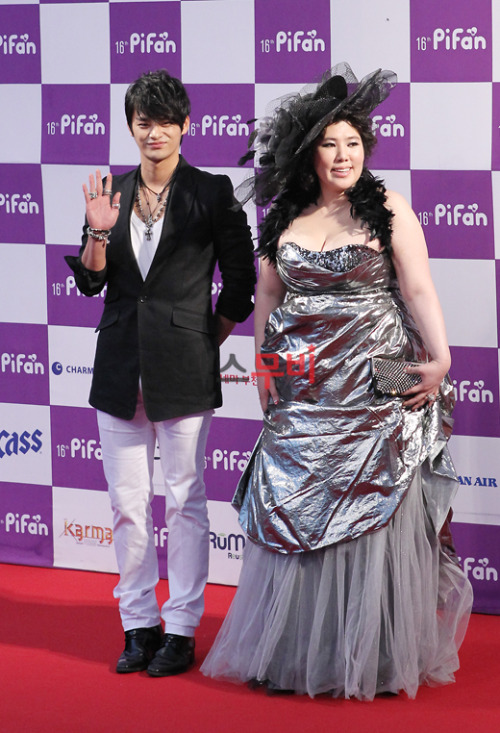 sourcedumal:fyeahpocredcarpetfashion:Korean actor and singer Seo In-guk and actress and CEO  Lee Jin