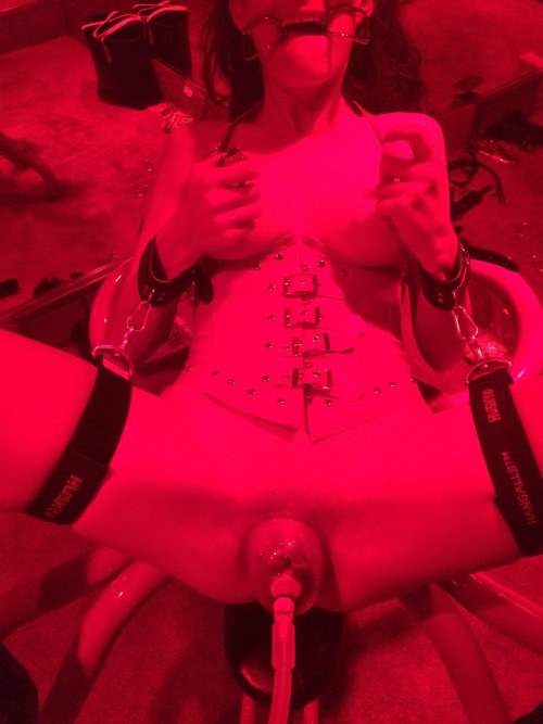 xxxdirtykinkxxx:  Does it really get any better than this?  You are an amazing specimen of female sexuality.