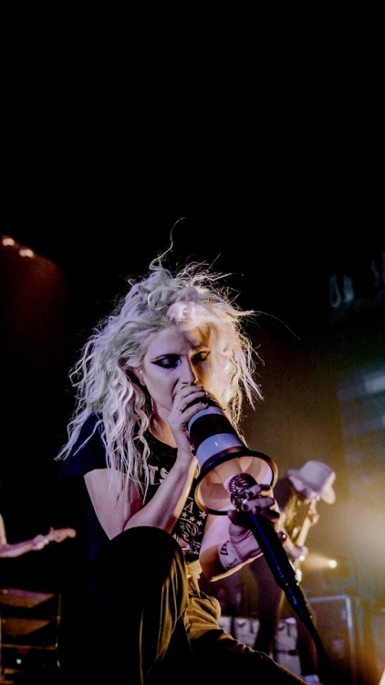 oalockscreen:Hayley Williams from Paramore//credits to Kari Meiers & the other photographers (?)