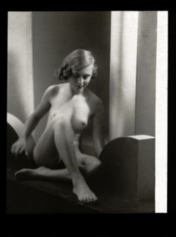   Dennis Ronai - Seated Nude, 1925. Hungary