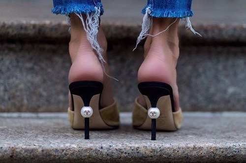 This is Chanel @alexandralapp_ @chanelofficial #chanel #heels #heelsaddict #sandals #alexandralapp #