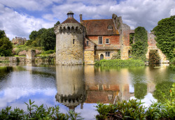 travelbinge:  Scotney Castle by Sarah DawsonLamberhurst, Kent, England