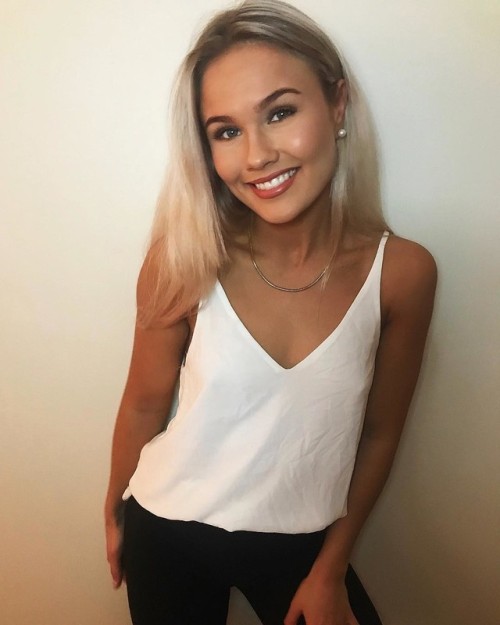 Tabitha (35 Selfies)