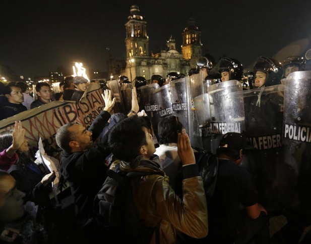 thinksquad:   Mexico City march ends in violence A largely peaceful march by tens