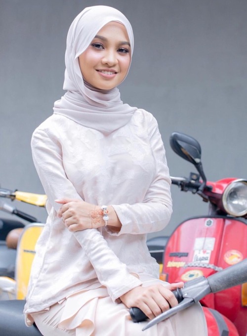 tukangmuatnaik: fakeboobsmy:Cumi cumi  perghh Nabila Razali