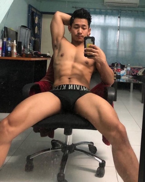 sweatfun: 男人抬手這個姿勢，簡直是死穴 好性感，靚仔又好身材！