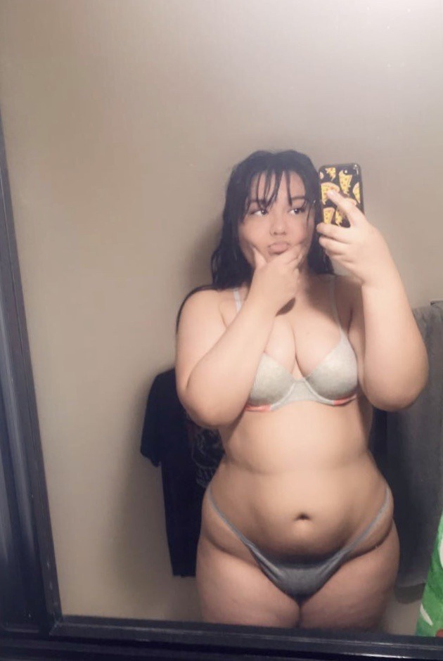 Porn photo thick-bunny:Wet hair, thick thighsBend me