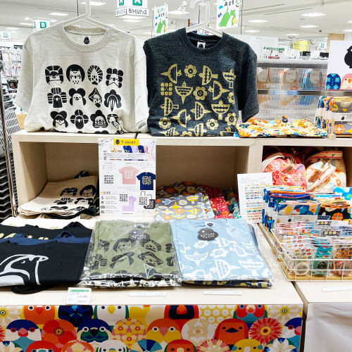 【イベント】東急ハンズ静岡店！期間限定KOTORITACHISHOPが出店中！Tシャツや残りレアな陶器・お弁当箱等並んでいます。是非お手に取ってご覧下さい！
◆東急ハンズ静岡店　https://shizuoka.tokyu-hands.co.jp/　
しずおか再発見!静岡のデザインブランド紹介催事に出店しています。
◆期間：７/27まで　AM10からPM８時
この季節に嬉しい丈夫で着心地の良いTシャツやバッグもご用意しております。ぜひお立ち寄りください。