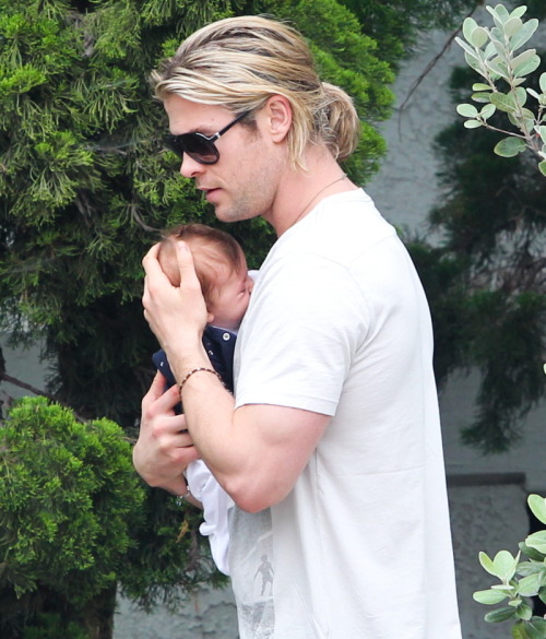blackknightgargie:Adorable Chris Hemsworth carrying his little princess~ <3  kickstartthefight with-a-box-of-scraps