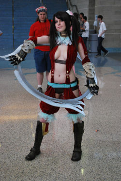 No idea who this Tira cosplayer is, but man